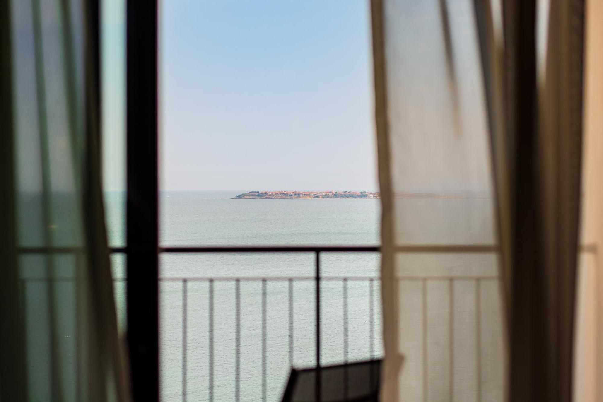 Secrets Sunny Beach Resort & Spa (Adults Only) エクステリア 写真 View of the Gulf of Naples from the hotel