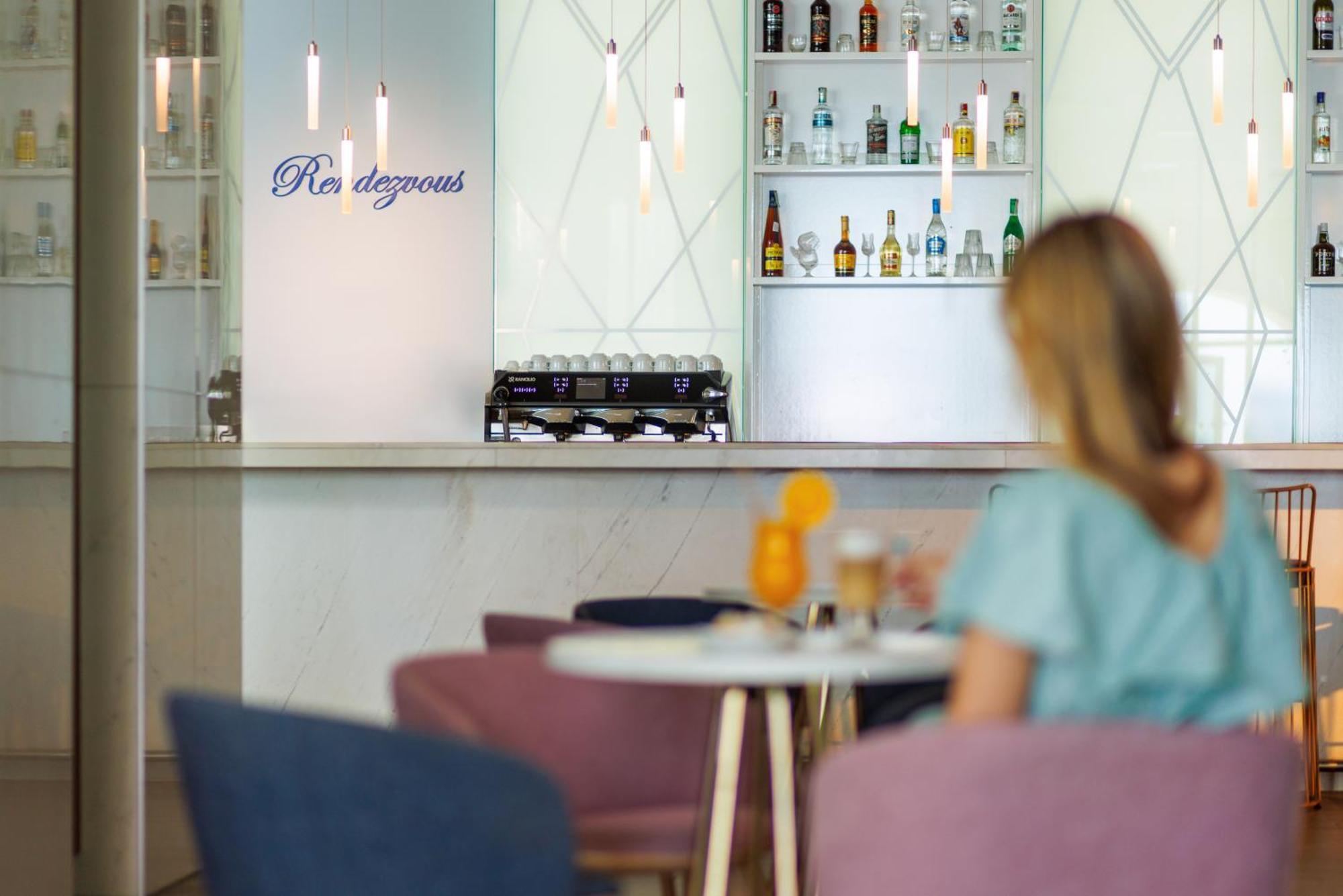 Secrets Sunny Beach Resort & Spa (Adults Only) エクステリア 写真 The bar at the lounge