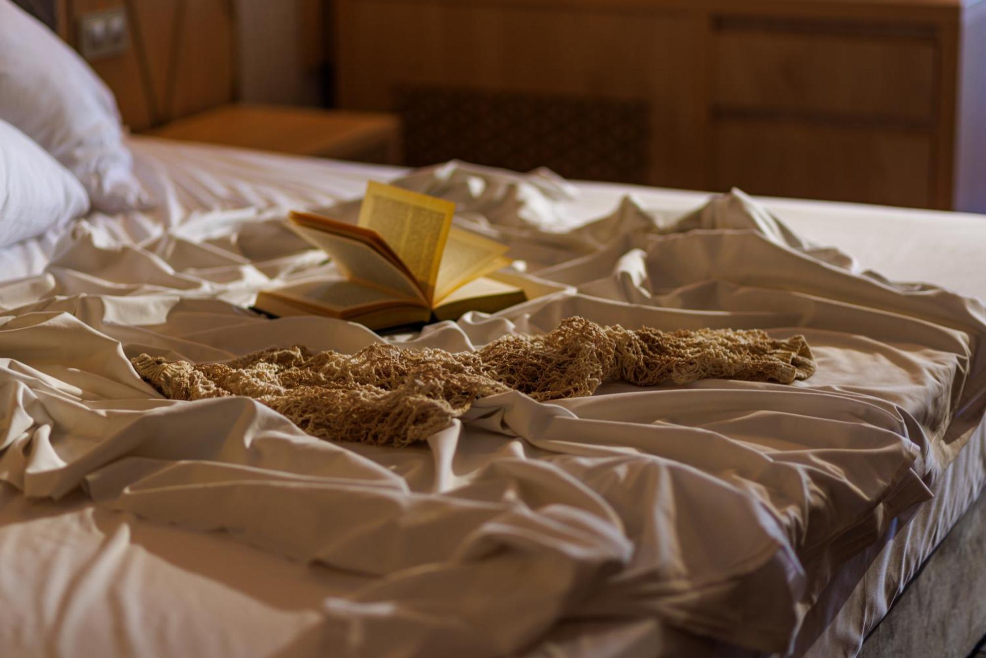 Secrets Sunny Beach Resort & Spa (Adults Only) エクステリア 写真 A bed with a book and a cat